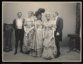 Groepsportret van Mr. Barton Willing, Miss Alice Blight, Miss Eleanor Jay (Mrs. Arthur Iselin), Miss Therese Iselin en een andere man op het James Hazen Hyde Bal, New York, 31 januari 1905